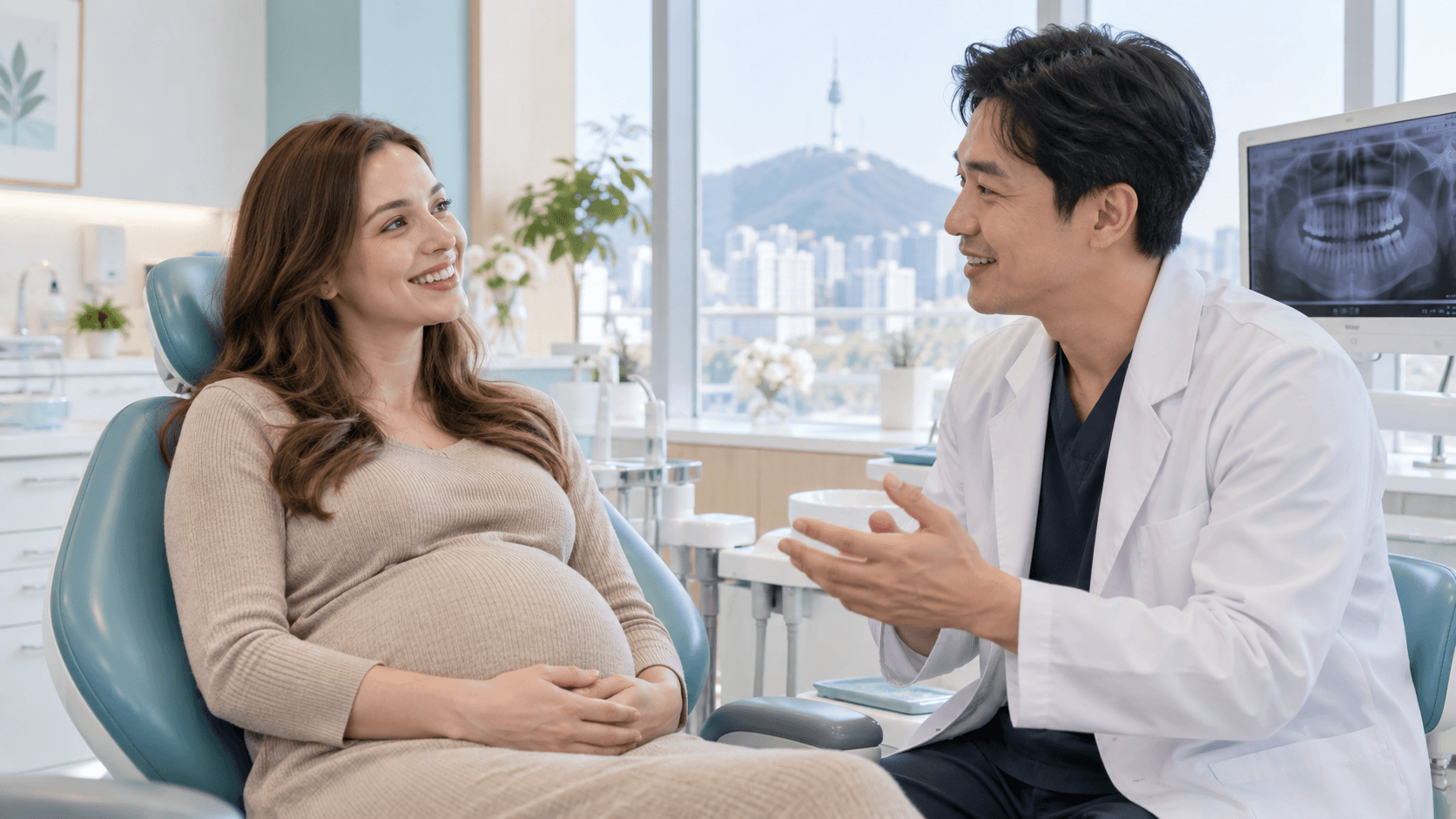 一位怀孕的外籍患者在韩国接受检查时,对着会讲英语的牙医微笑。